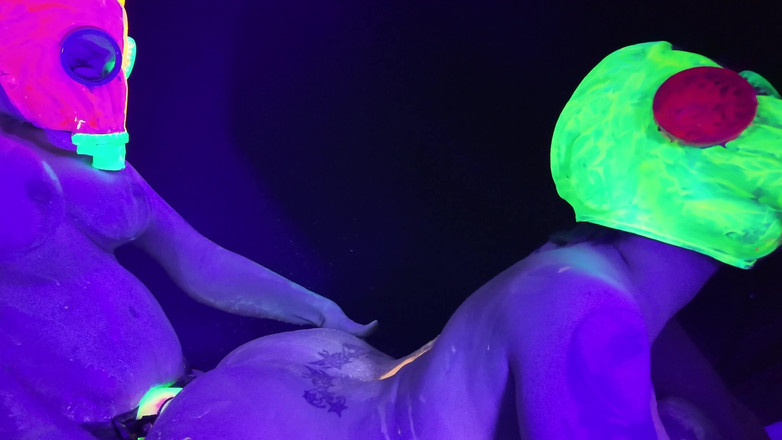 EdgesOfReality: Неоновая Rave Девушка На Девушке Играет С Дилдо