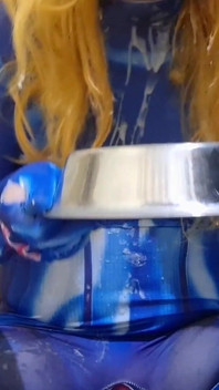 O fată drăguță transsexuală înghite o cantitate uriașă de spermă de la vibratorul bbc de Halloween (transsexuală Gokkun)