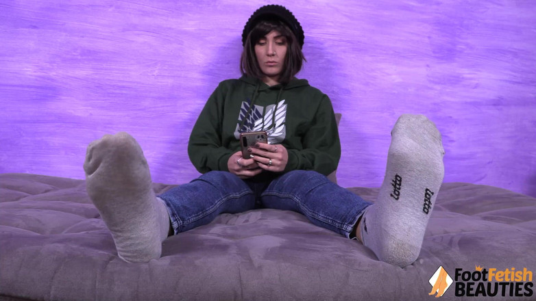 Foot Fetish HD: Super-fierbinte Aradia își scoate șosetele și își etalează picioarele cu inel de la picioare