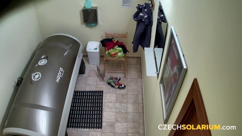 Czech Solarium: Solariu ceh 54: O tânără blondă se dezbracă și își expune pizda