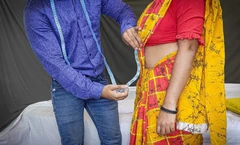 Desi yenge riya yanlışlıkla amına dokunduktan sonra elbise terzisi tarafından sikiliyor