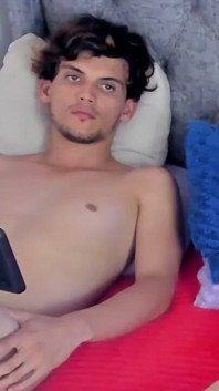 Saya menunggang zakar lelaki ini dan saya tidak tahan keinginan untuk menjadi pelacur submisif dan saya mahu mengongkek lebih banyak lagi