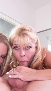 MILF montel panas Joclyn Stone dan Kiki Daire blowjob sudut pandangan pertama menelan air mani