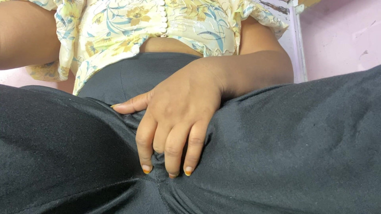 Angoori: Napalona cycata dziewczyna jęczy Twarde palcówka cipki