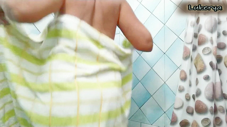 Lukerya: Nyonya yang kesepian bosan, pergi ke kamar mandi dan melucuti...