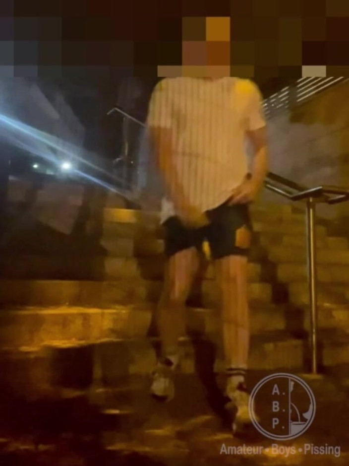 AmateurBoysPissing: 业余异性恋男孩在街上撒尿被抓