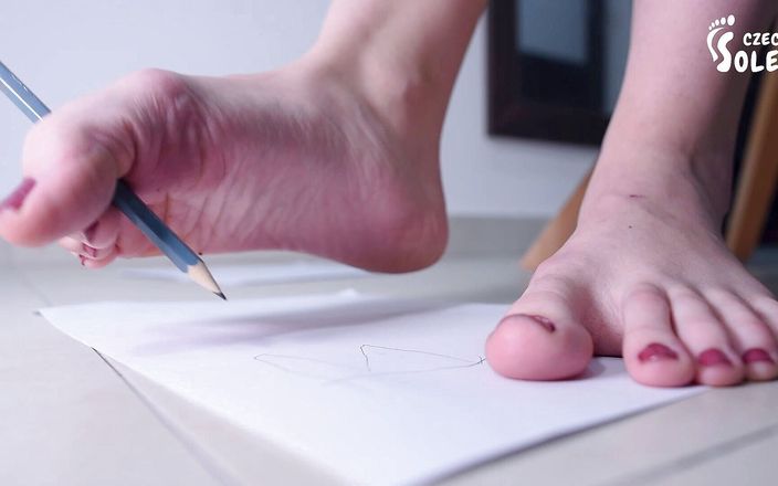 Czech Soles - foot fetish content: Tiener voetmodel schrijft en tekent met haar blote voeten