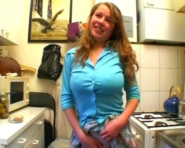 Busty German Sluts: Kutas wysysający college Bae z Niemiec dostał spust na jej...