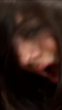 Brunetka s velkým zadkem kouří hluboko jeho ptáka a dostane výstřik na obličej