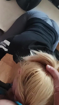 Vidéo maison réelle, une femme s’entraîne et suce une grosse bite aux genoux, éjaculation dans la bouche