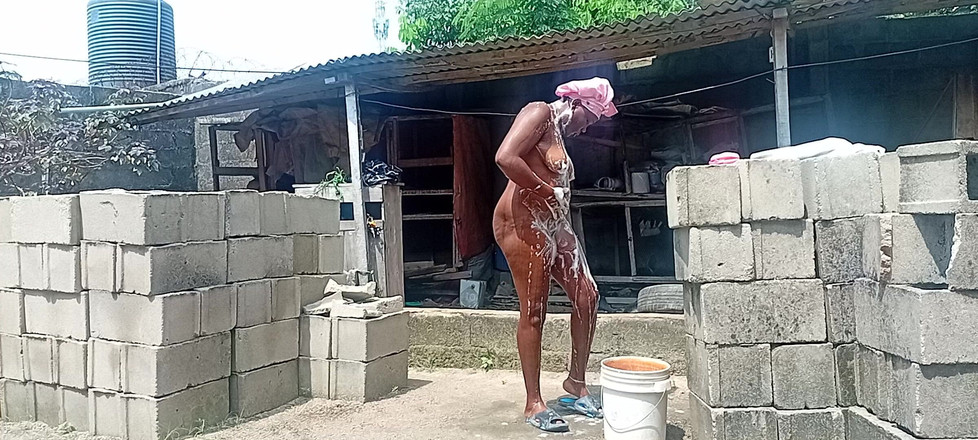 Creamyshuga: La ragazza sexy del villaggio si fa il bagno fuori...