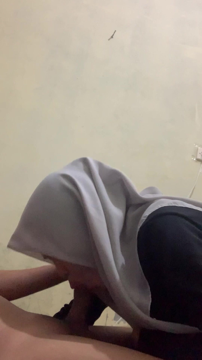 Indo Girl: 18세 이상 자지를 빠는 핫한 밀프