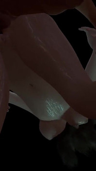 Nettes brünettes mädchen liebt es, anal im stehen mit nach hinten gezogenen händen: 3D-porno