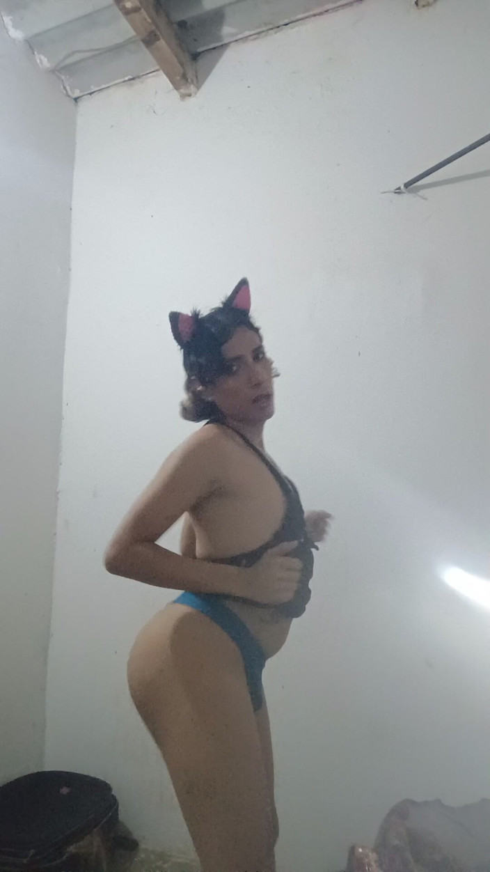 Femboy from Colombia: 你是女孩，跳着这支可爱性感的舞蹈