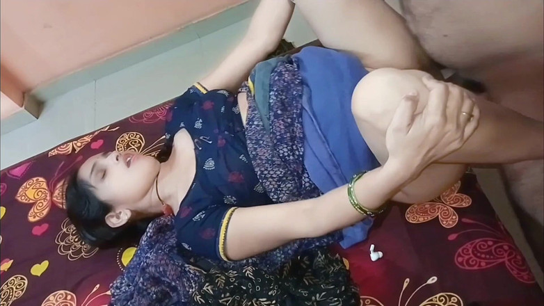 Janvibhabhii: かわいい義理の妹が寝室で一人でいるときに私をハードファックに誘ってくれた