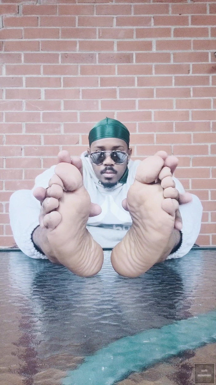 Soft Soleman: Ich zeige meine füße und berühre sie