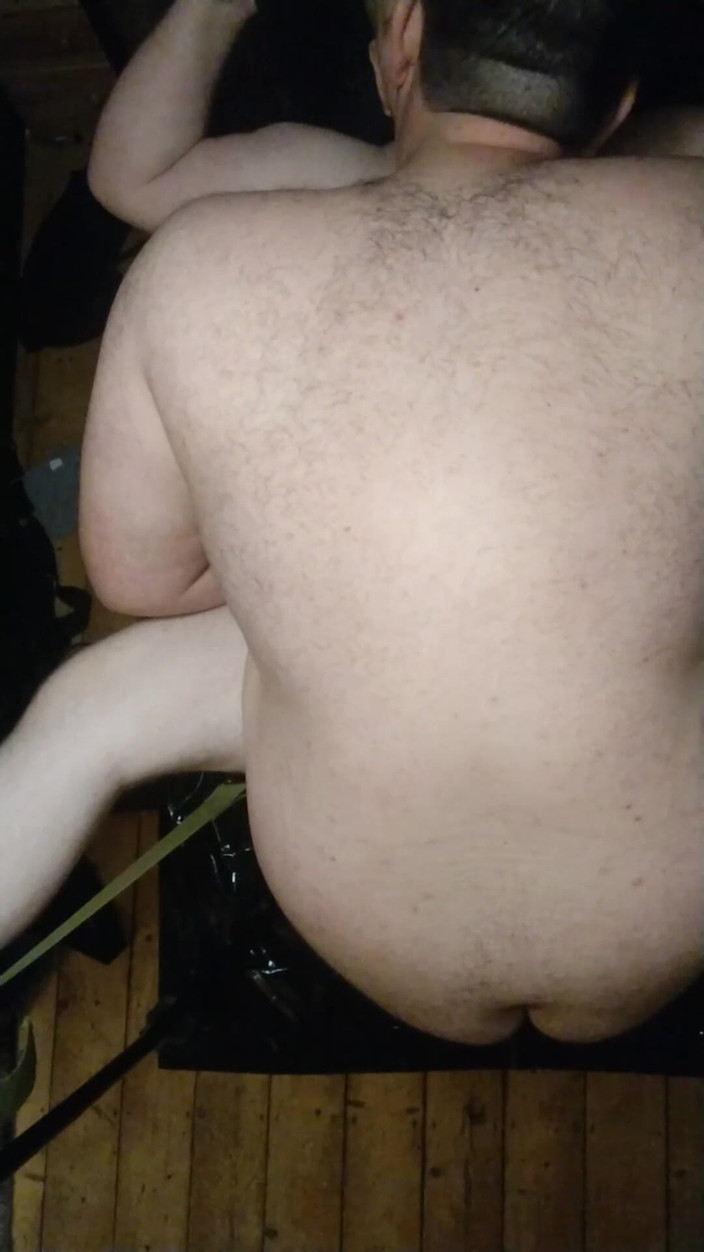 PupFluffy: Kızıl tombul sling'de sikiliyor