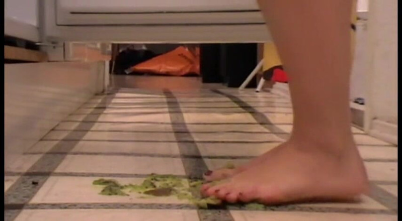 Foot Girls: Menghancurkan makanan dengan kaki berkayuh
