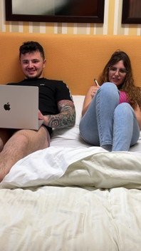 Moja przyjaciółka ssie kutasa mojego chłopaka obok mnie w łóżku, podczas gdy ja patrzę na smartfona