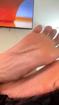 Live Cam: Oiled and Wrinkled Soles