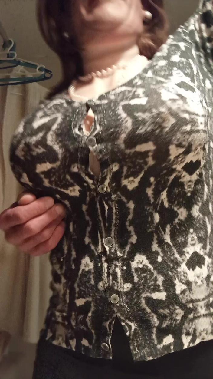 Yusti: Oblékání před zrcadlem