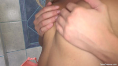 Teen Dreams: Massaggio pulito nella doccia di cayla squeeky