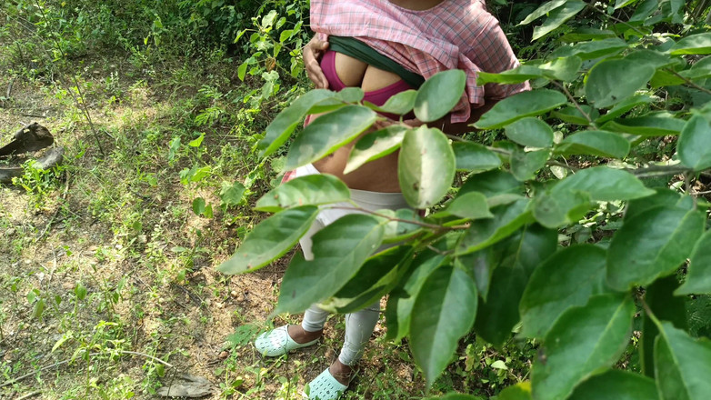 Apple baby: 制服女大学生户外