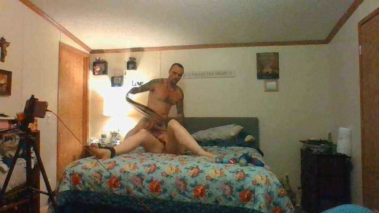 Satin Lady: Wanita satin membiarkan jrock bermain dengan mainan.