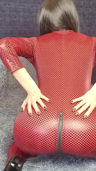 女主人展示她的胸部