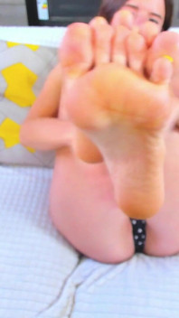 La belleza Alice muestra sus pies en primer plano