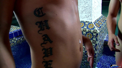 Homo Emo: 溜冰男孩得到两根鸡巴！