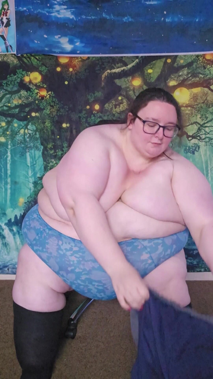SSBBWLadyBrads: SSBBW zakłada ubrania po ciele prysznica