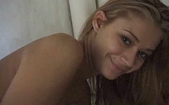 Flash Model Amateurs: Une adolescente blonde sexy reçoit une bonne dose sur ses...