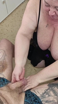 펠라 후 새엄마의 젖탱이에 사정