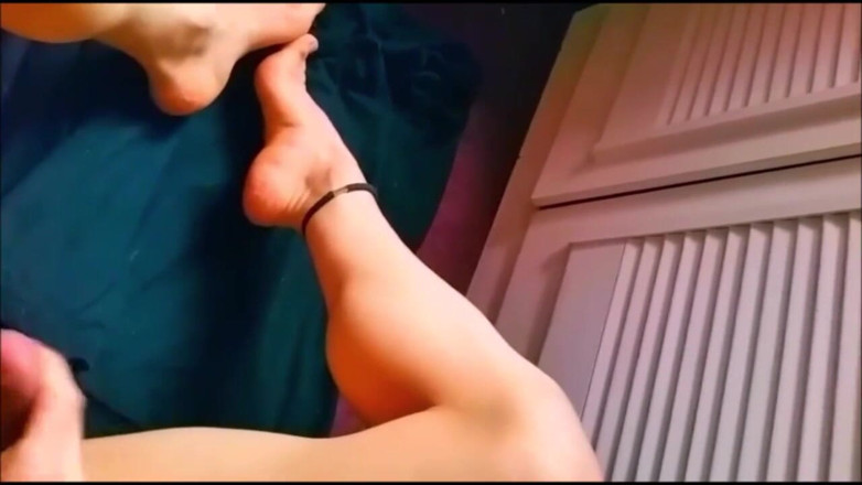 KittyHot: Drity kadın kılıklı sürtük ayaklarının her yerine fışkırtıyor!