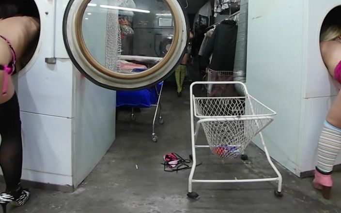 Thagson VR 360: Empat gadis hot di ruang laundry mulai muasin memek mereka...