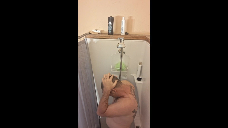 DubeSnackes: Moring dusch- tillverkad med Clipchamp.mp4