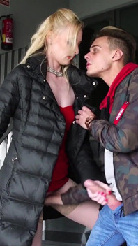 Deepthroat blond tjej anal