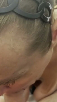 Seins flasques matures, pipe en POV, éjaculation dans la bouche, avalage jusqu’à la dernière goutte !