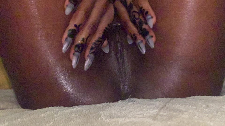 DivaHouz: 기름을 바르는 허벅지와 보짓물 가득한 보지를 천천히 마사지하는 흑인 갈색 여신