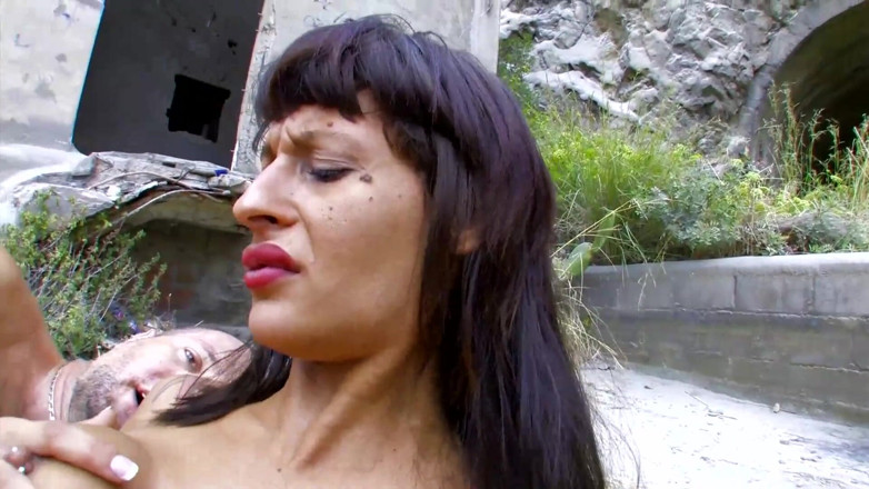 Real Home Made: Lesbiene lingându-se cu degetul futându-se în trei în afara pizdei