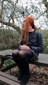 Zrzavá trans dívka ukazuje svůj zadek