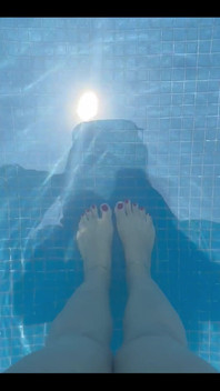 Aku pengen pijat kaki di kolam renang