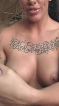 Austin Lynn faz um treino de braço antes da academia