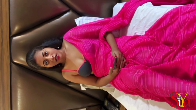 Vicky Siya: Desi sexy Bhabhi geneukt tijdens een gesprek met haar man