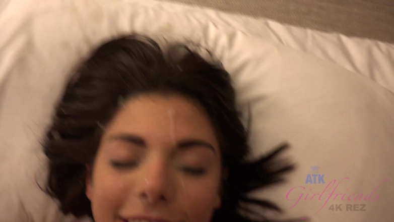 ATK Fans (Girlfriends): Gina yarağının üstüne sürtüyor ve sonra etli ayaklarını ona sarıyor