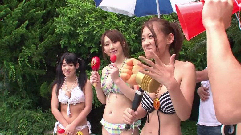 Japan X: Action en plein air dans la piscine avec des bombasses...