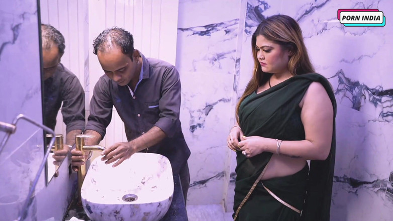 Porn India Studio: Desi sexy krásná holka je ošukaná instalatérem