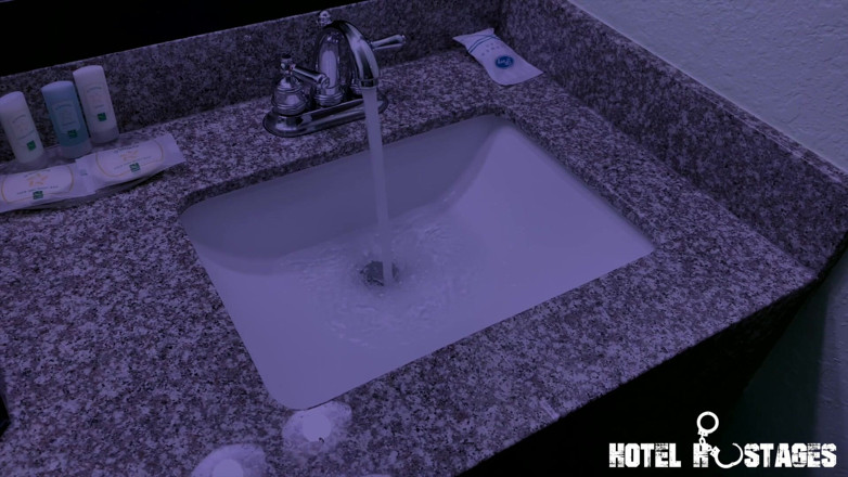 Hotel Captives: Úklid domu se Stephie Starr