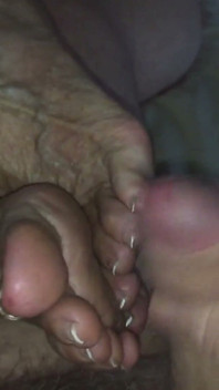 Mormor Ann älskar att använda sina veniga fötter för att få dig att sperma
